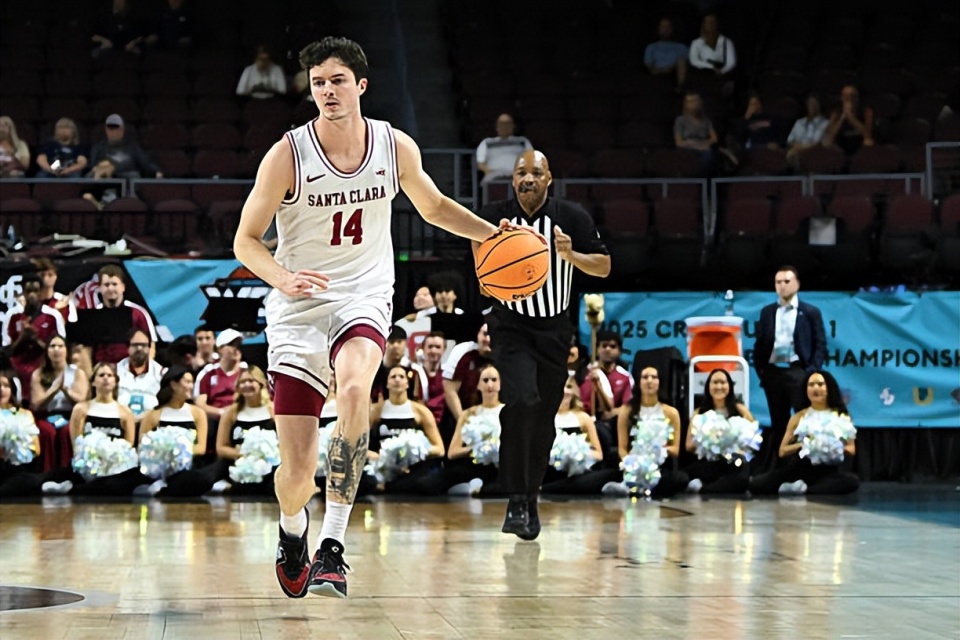 随后又将他, 大四赛季相 随后又将他, 大四赛季相