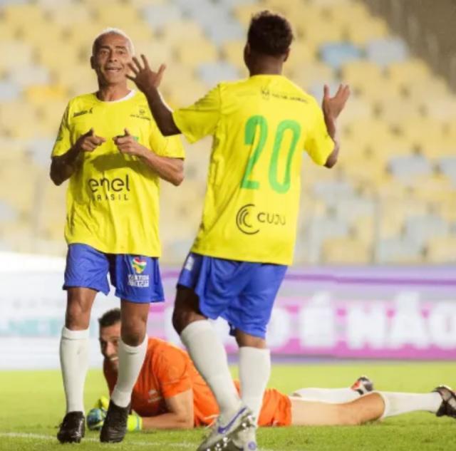 在场边观战 在场边观战